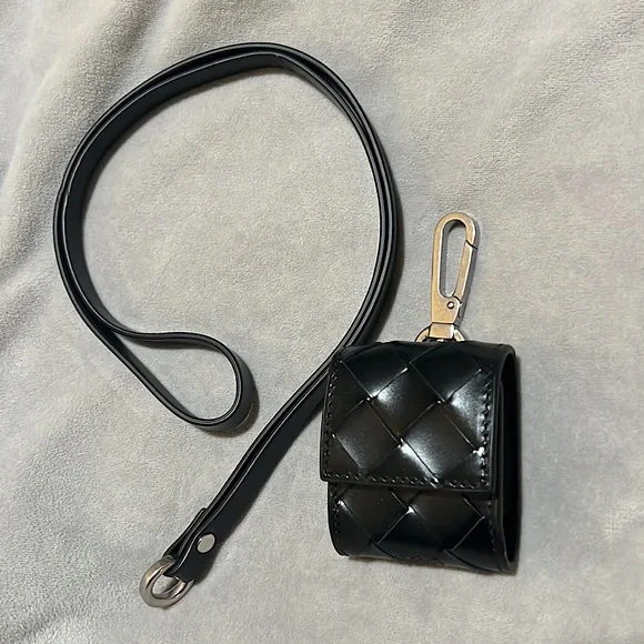 Bottega Veneta AirPods4ネイビー 新品】Bottega Veneta ボッテガ airpodsケース ネイビー - メルカリ